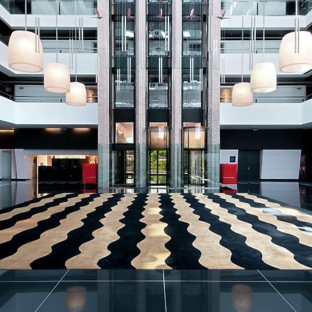 Отель Hilton Madrid Airport Интерьер фото