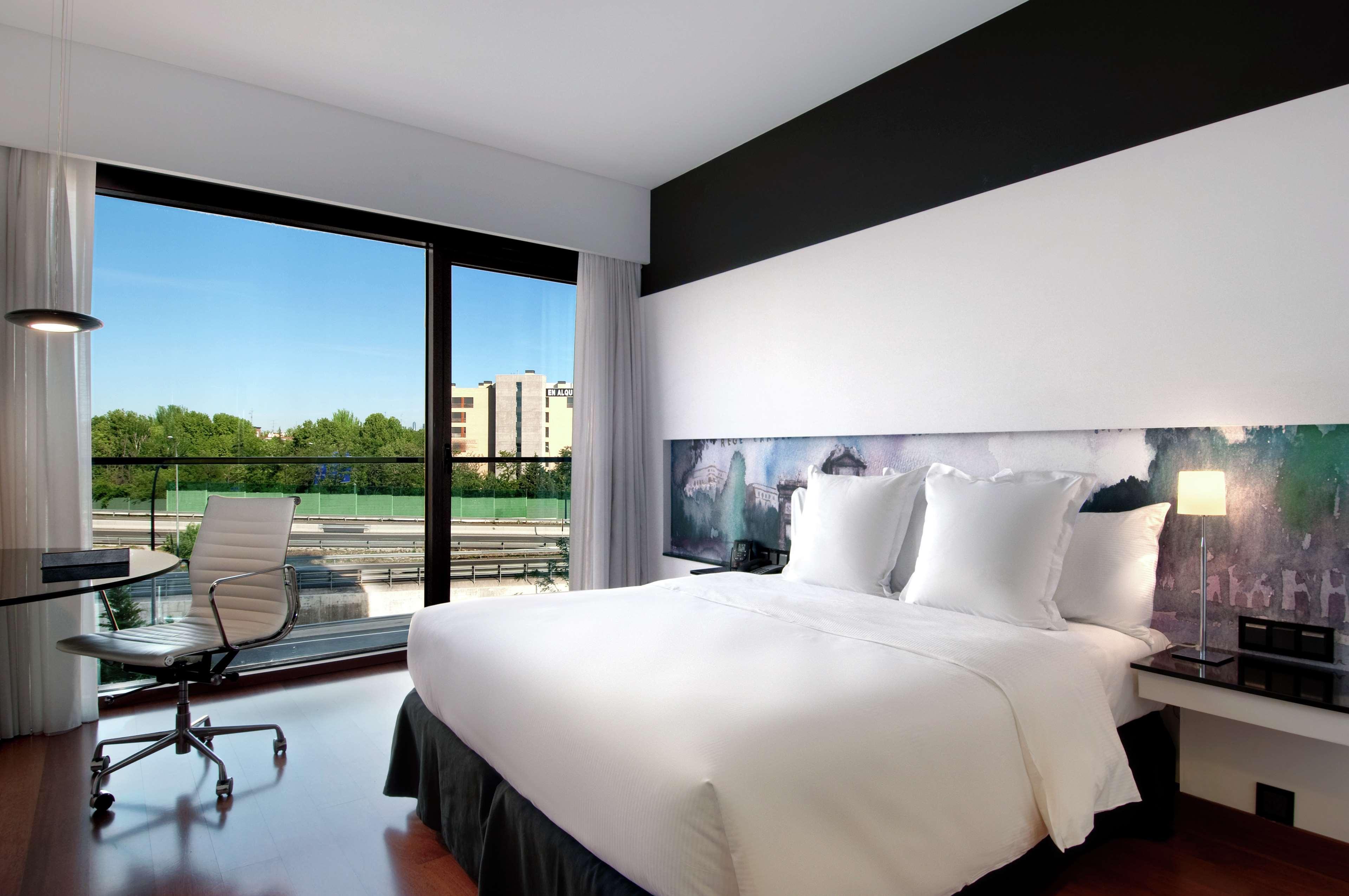 Отель Hilton Madrid Airport Номер фото