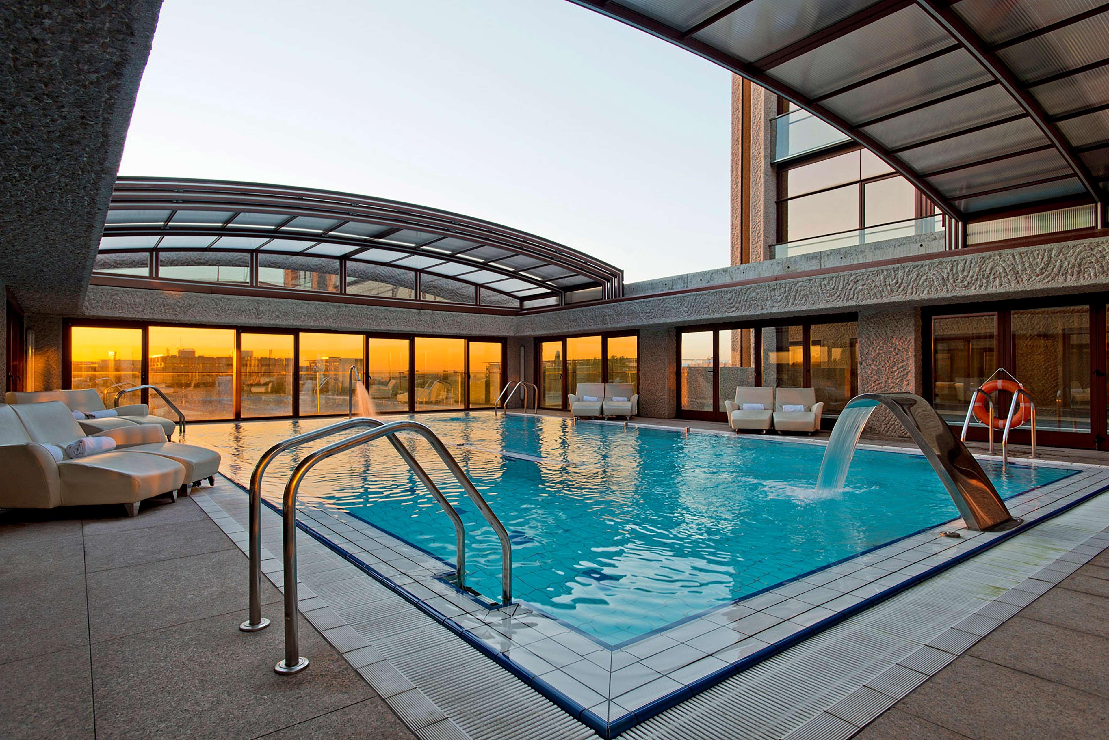 Отель Hilton Madrid Airport Экстерьер фото