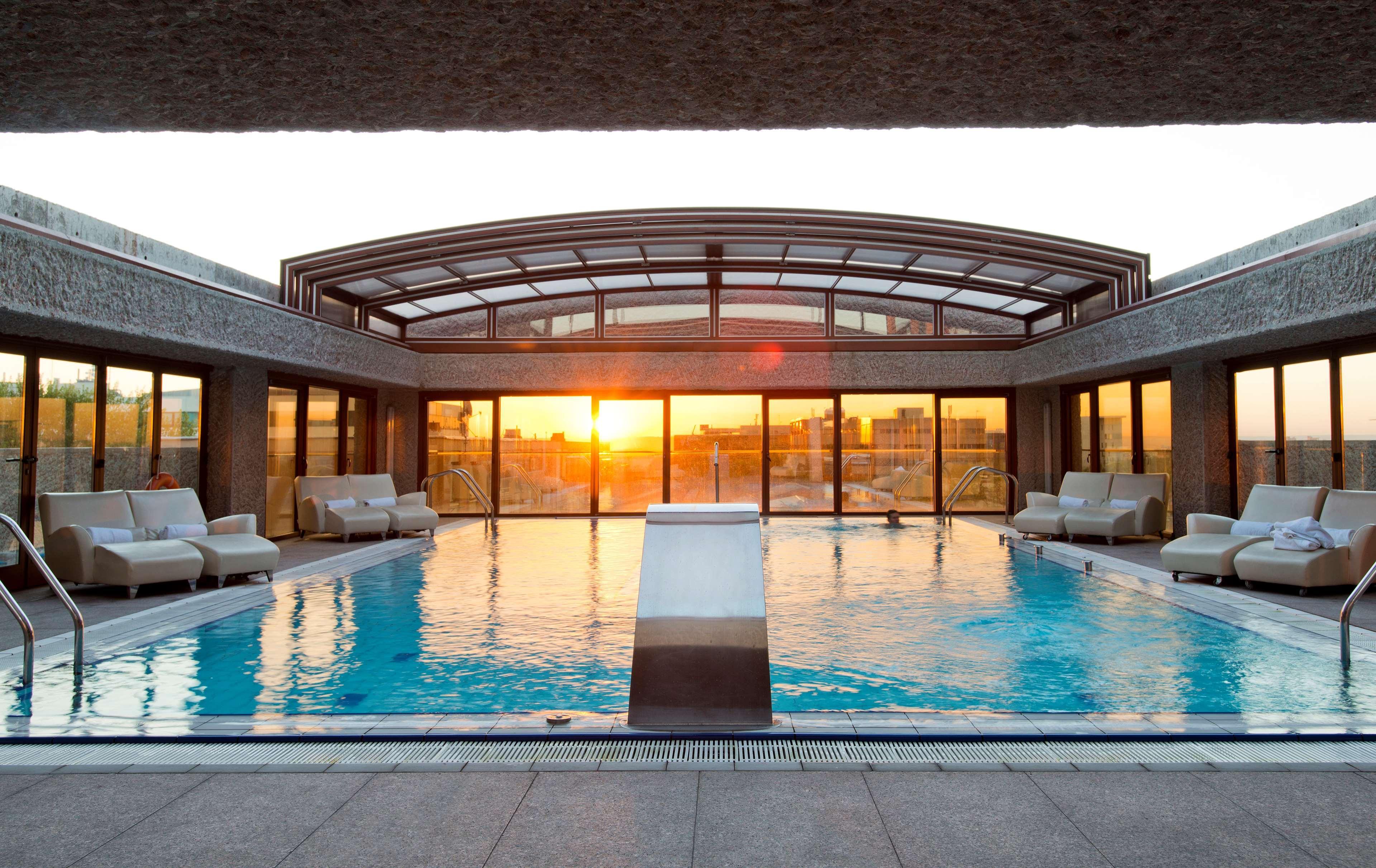 Отель Hilton Madrid Airport Экстерьер фото