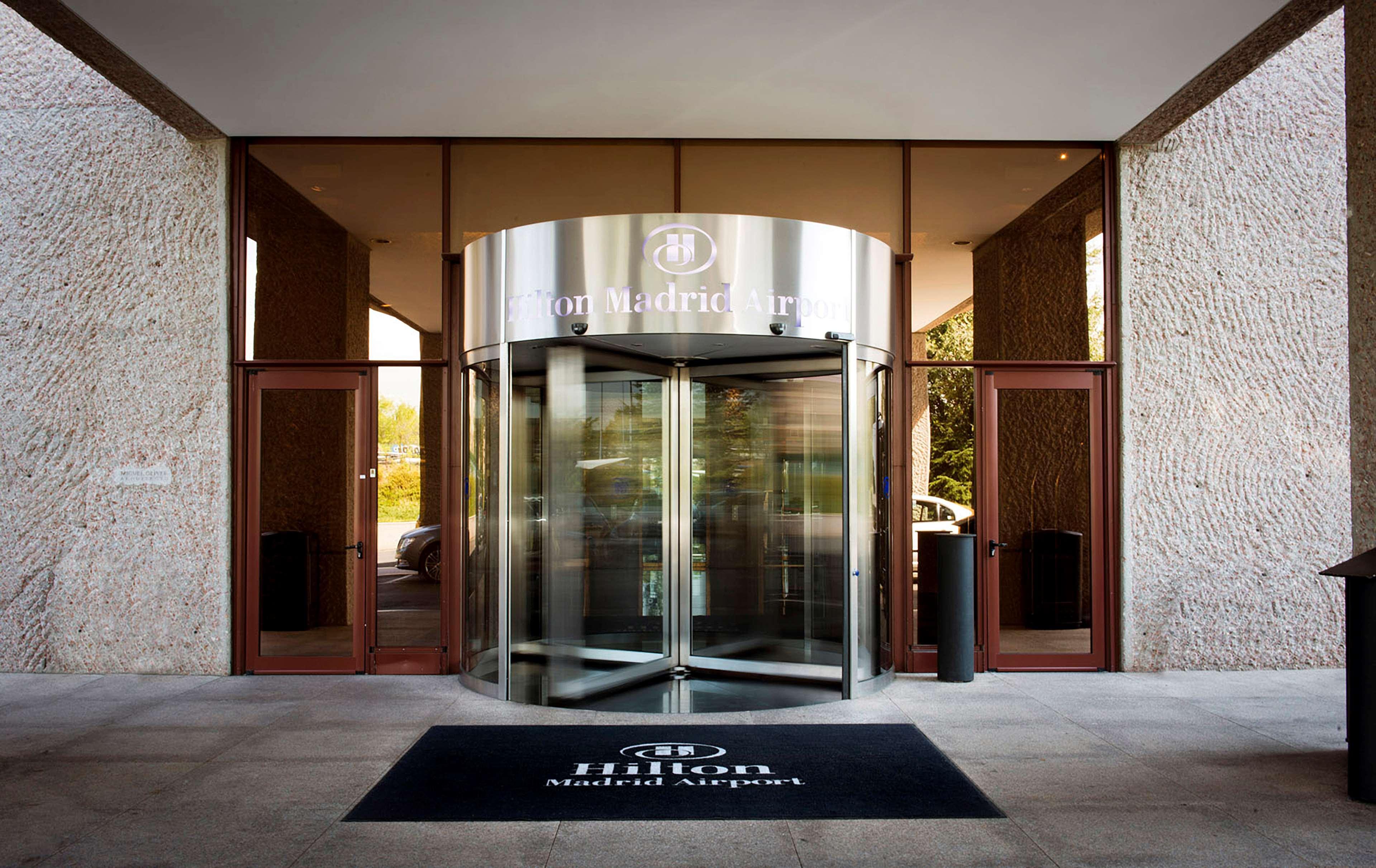 Отель Hilton Madrid Airport Экстерьер фото