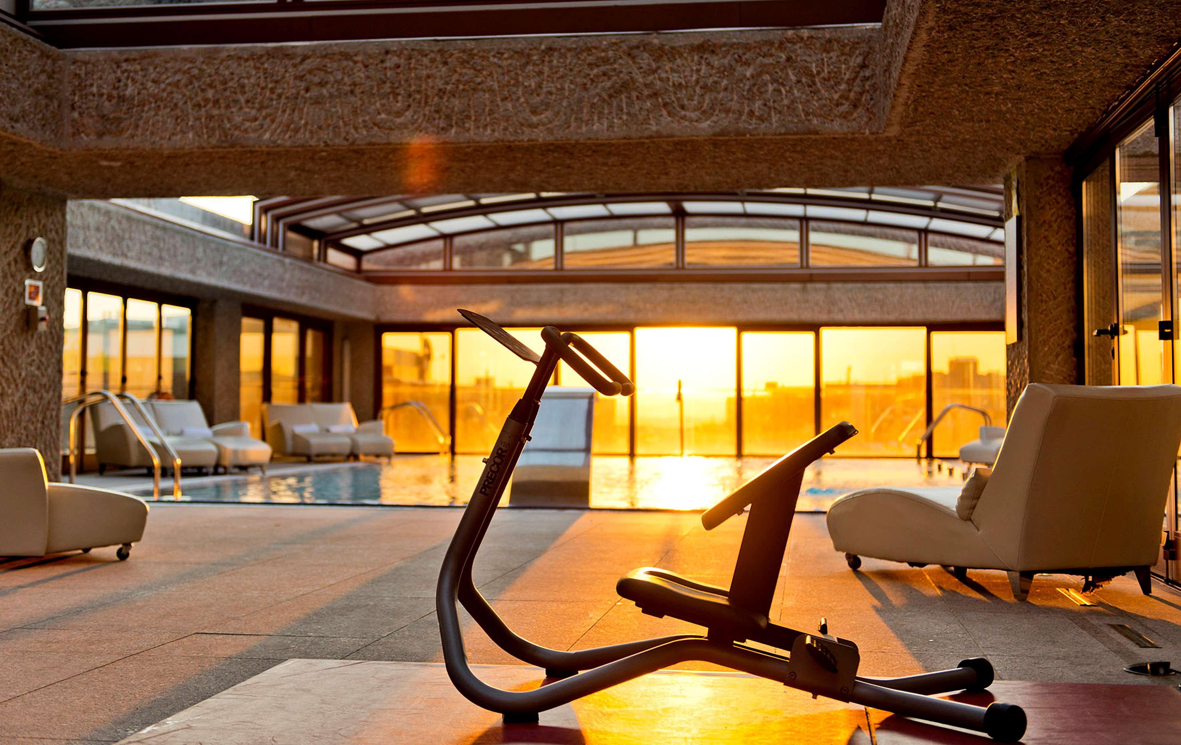 Отель Hilton Madrid Airport Экстерьер фото