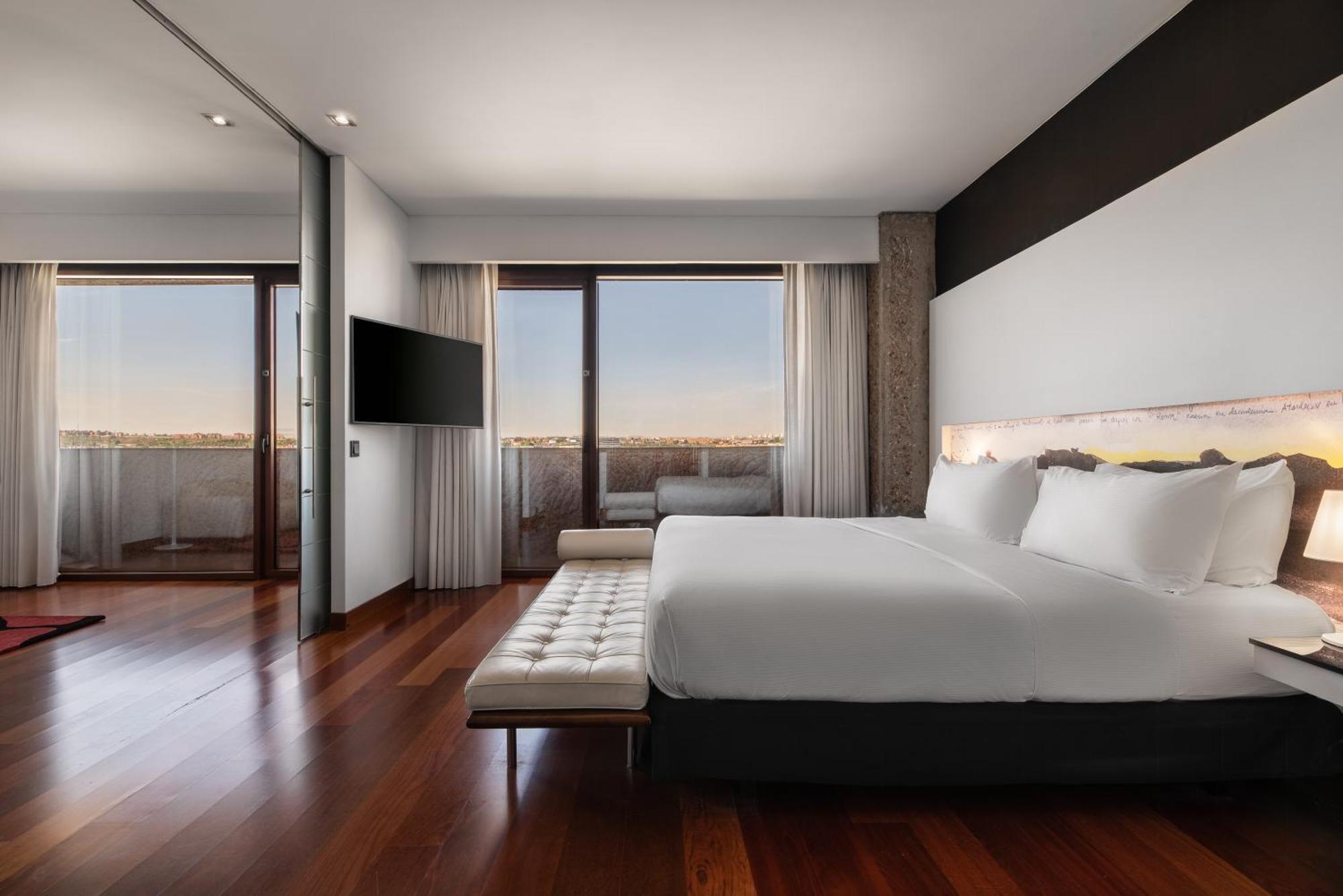 Отель Hilton Madrid Airport Экстерьер фото