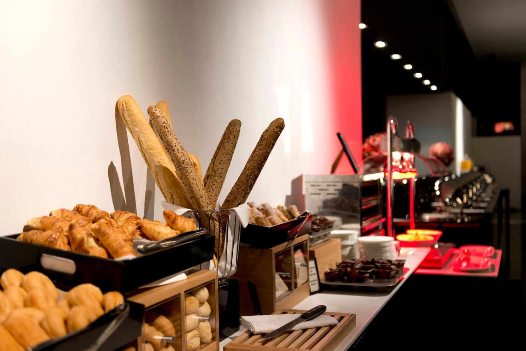Отель Hilton Madrid Airport Экстерьер фото