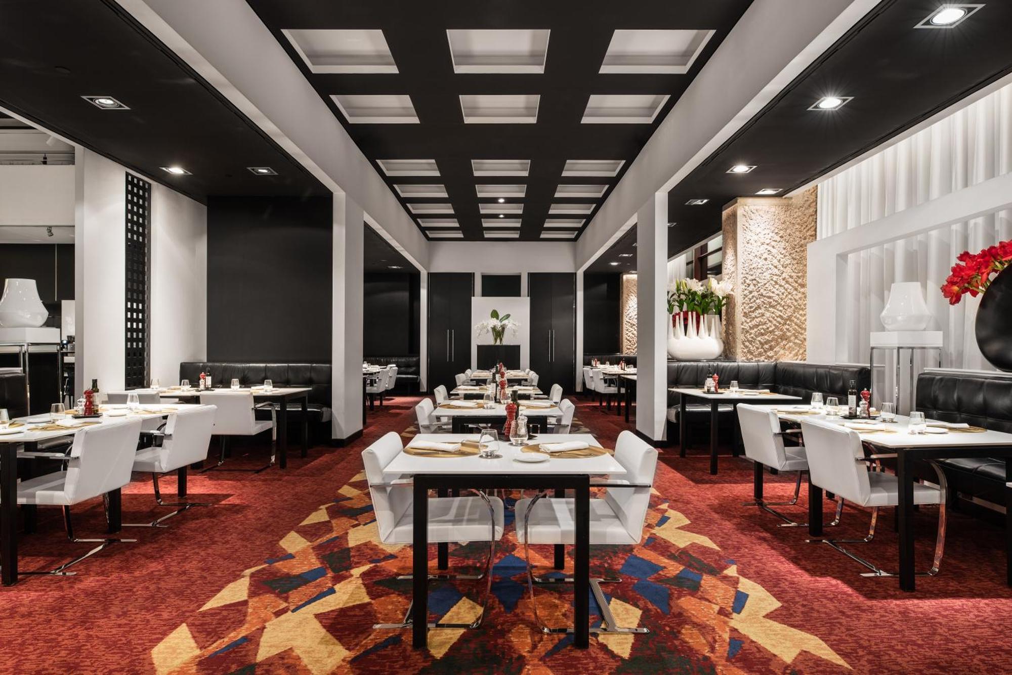 Отель Hilton Madrid Airport Экстерьер фото