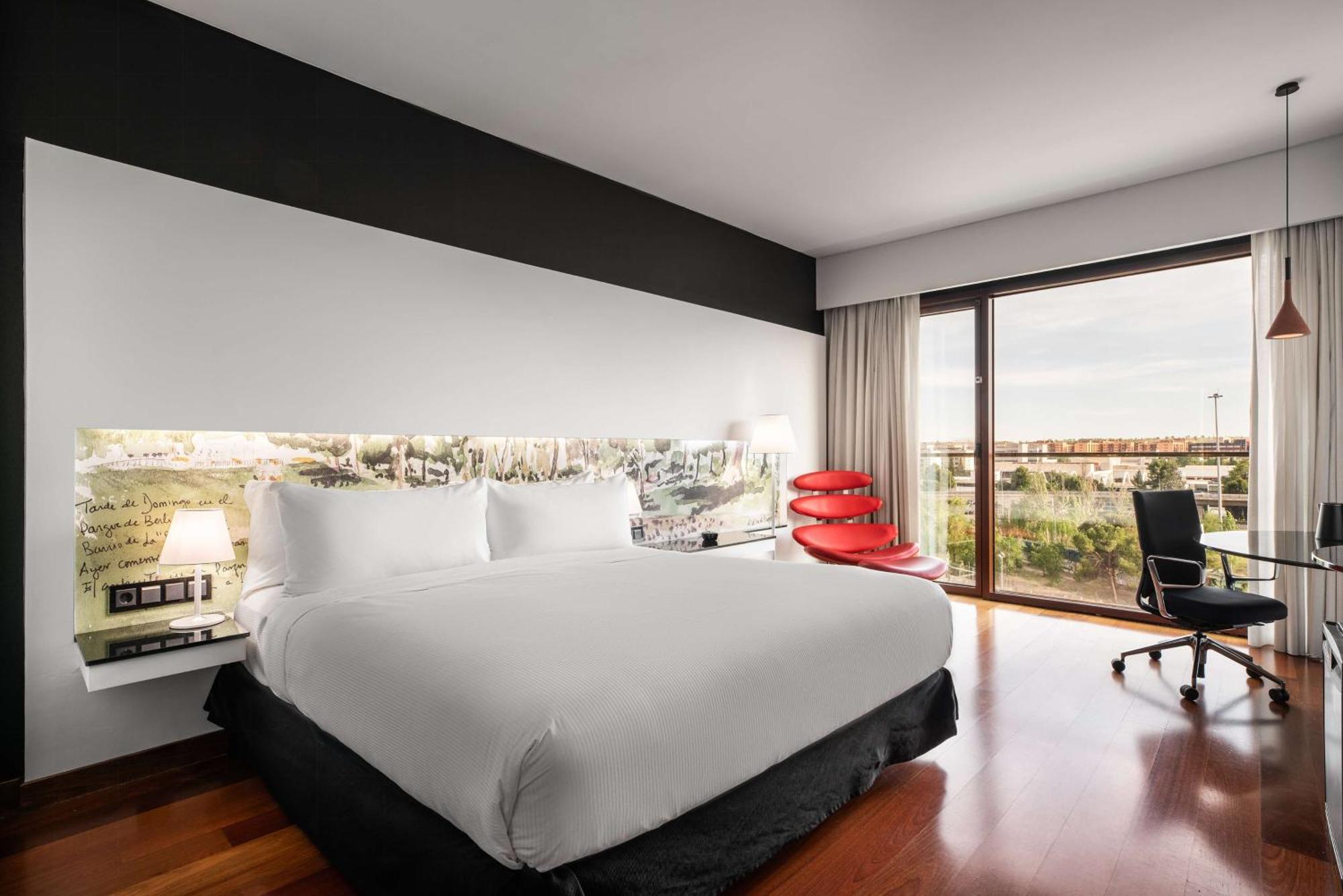 Отель Hilton Madrid Airport Экстерьер фото