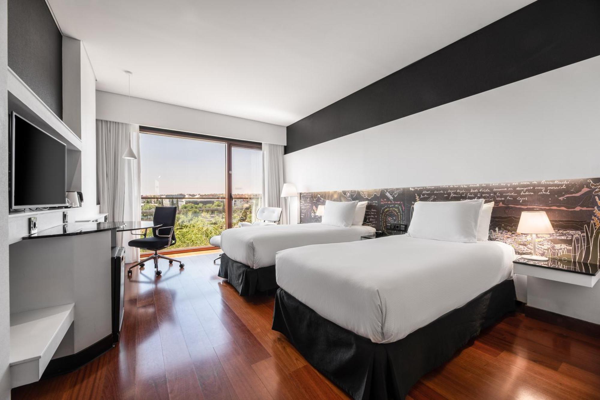 Отель Hilton Madrid Airport Экстерьер фото