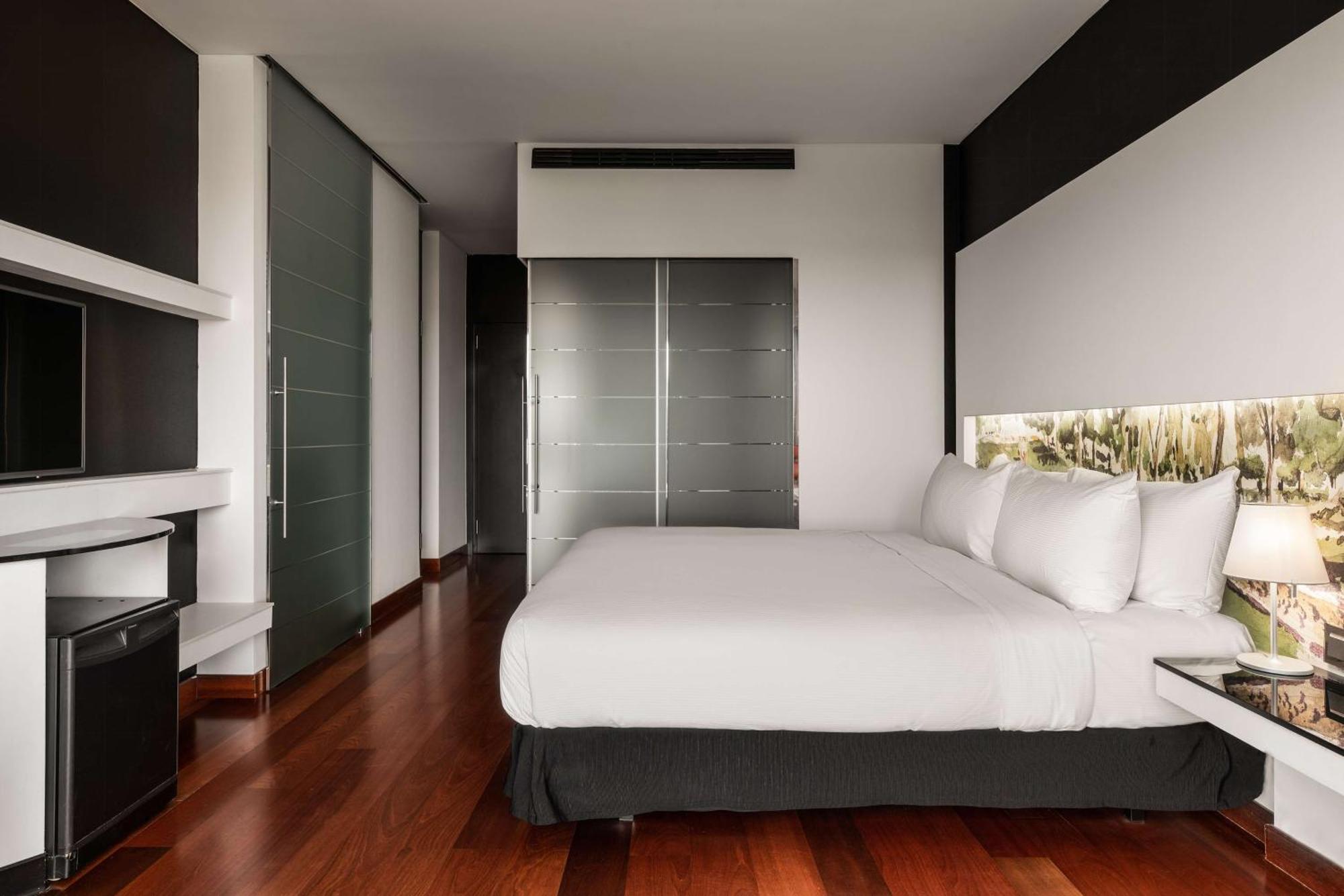 Отель Hilton Madrid Airport Экстерьер фото