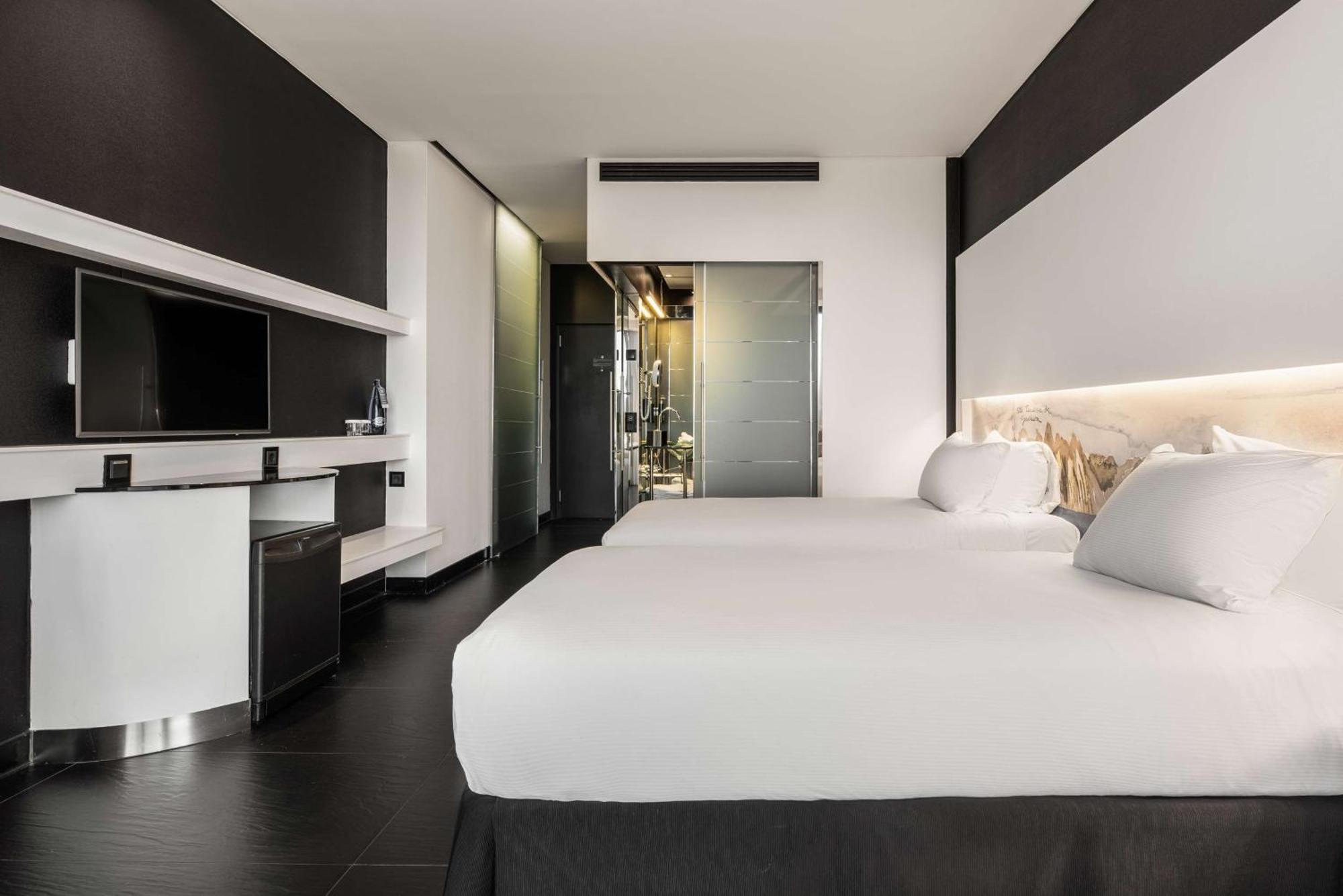 Отель Hilton Madrid Airport Экстерьер фото