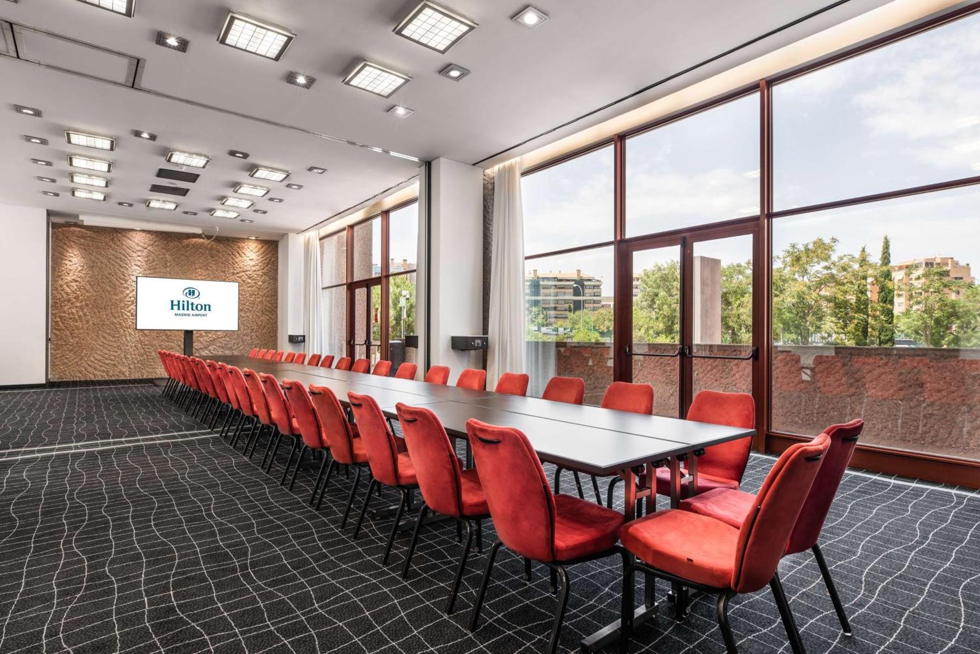 Отель Hilton Madrid Airport Экстерьер фото