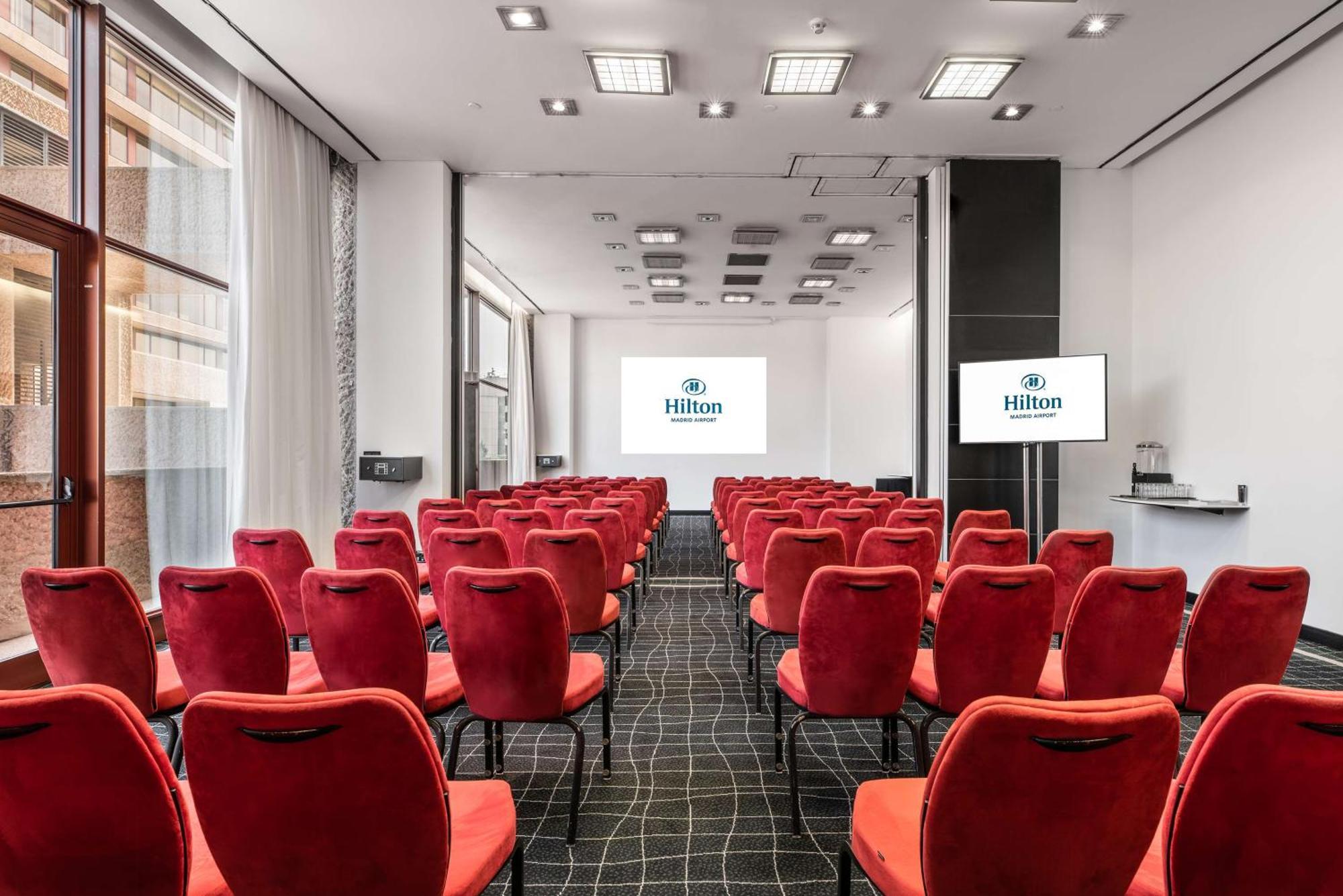 Отель Hilton Madrid Airport Экстерьер фото