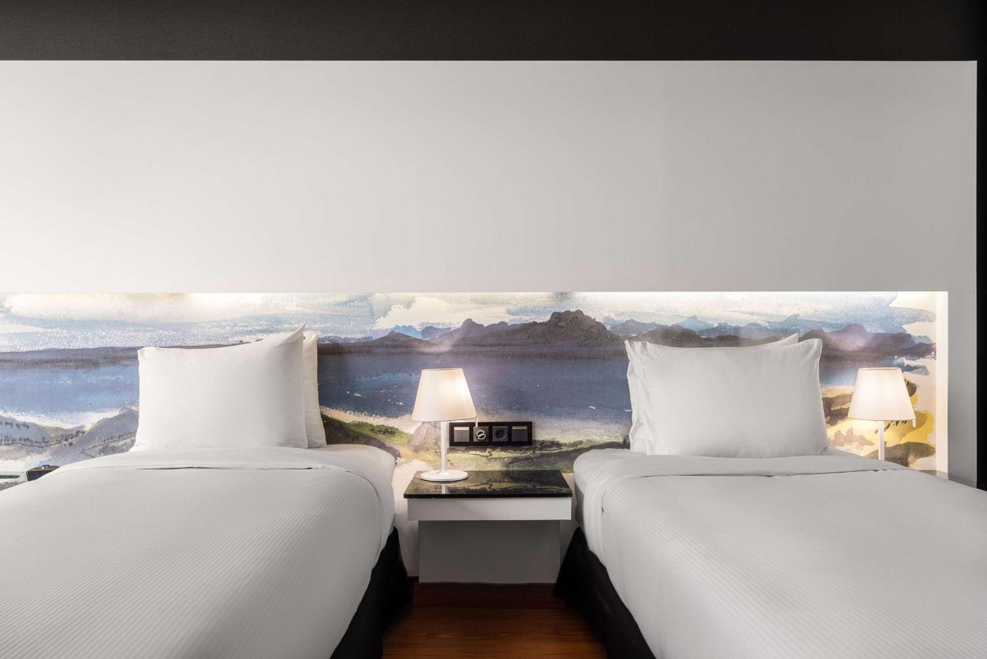 Отель Hilton Madrid Airport Экстерьер фото