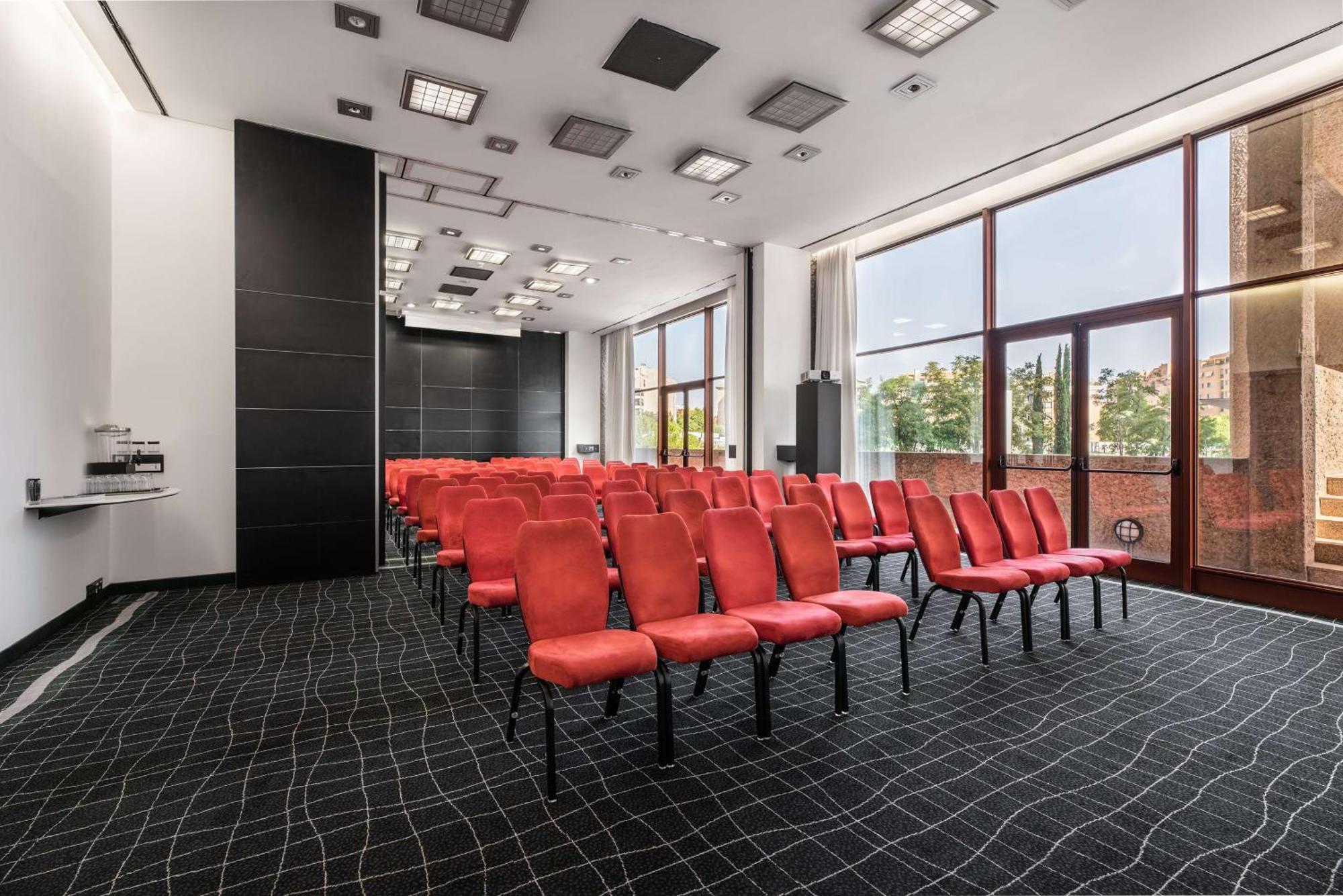 Отель Hilton Madrid Airport Экстерьер фото