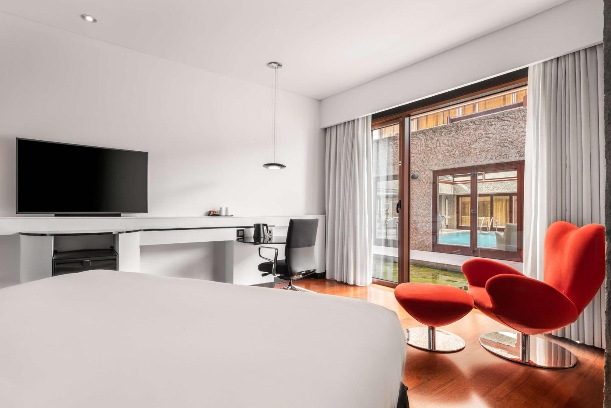 Отель Hilton Madrid Airport Экстерьер фото