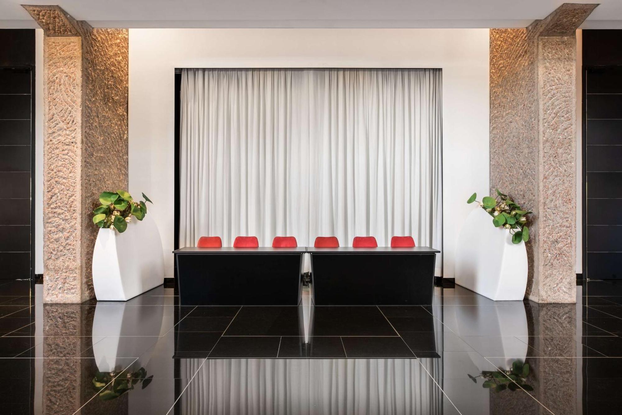Отель Hilton Madrid Airport Экстерьер фото