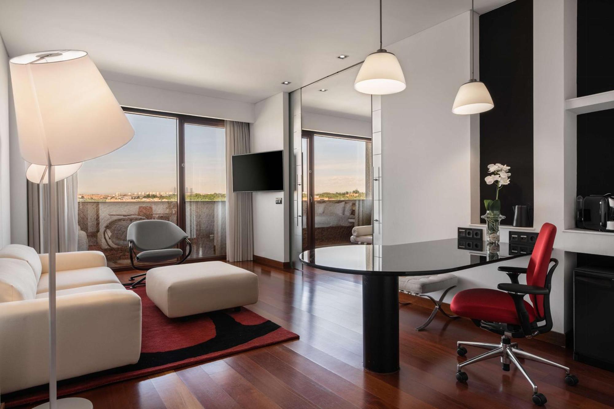 Отель Hilton Madrid Airport Экстерьер фото