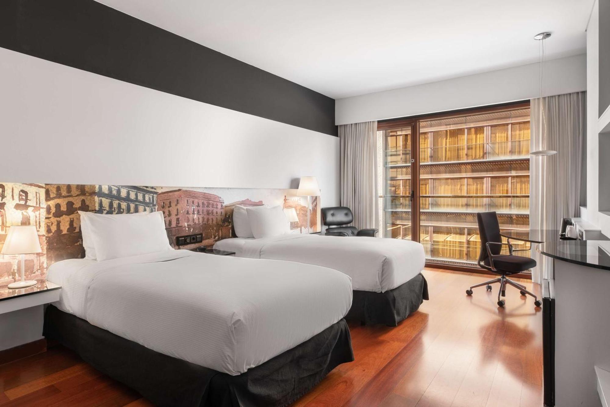 Отель Hilton Madrid Airport Экстерьер фото