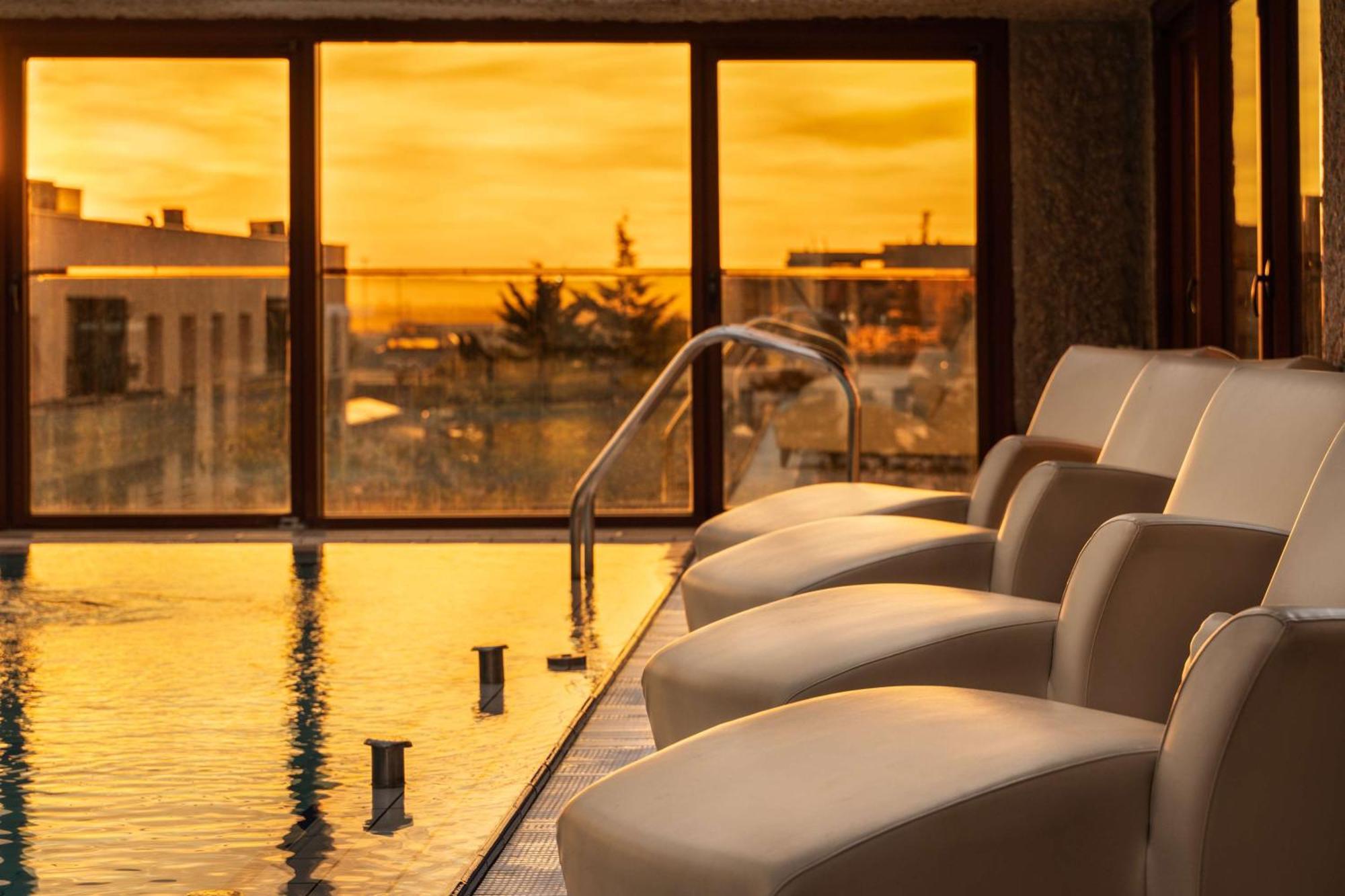 Отель Hilton Madrid Airport Экстерьер фото