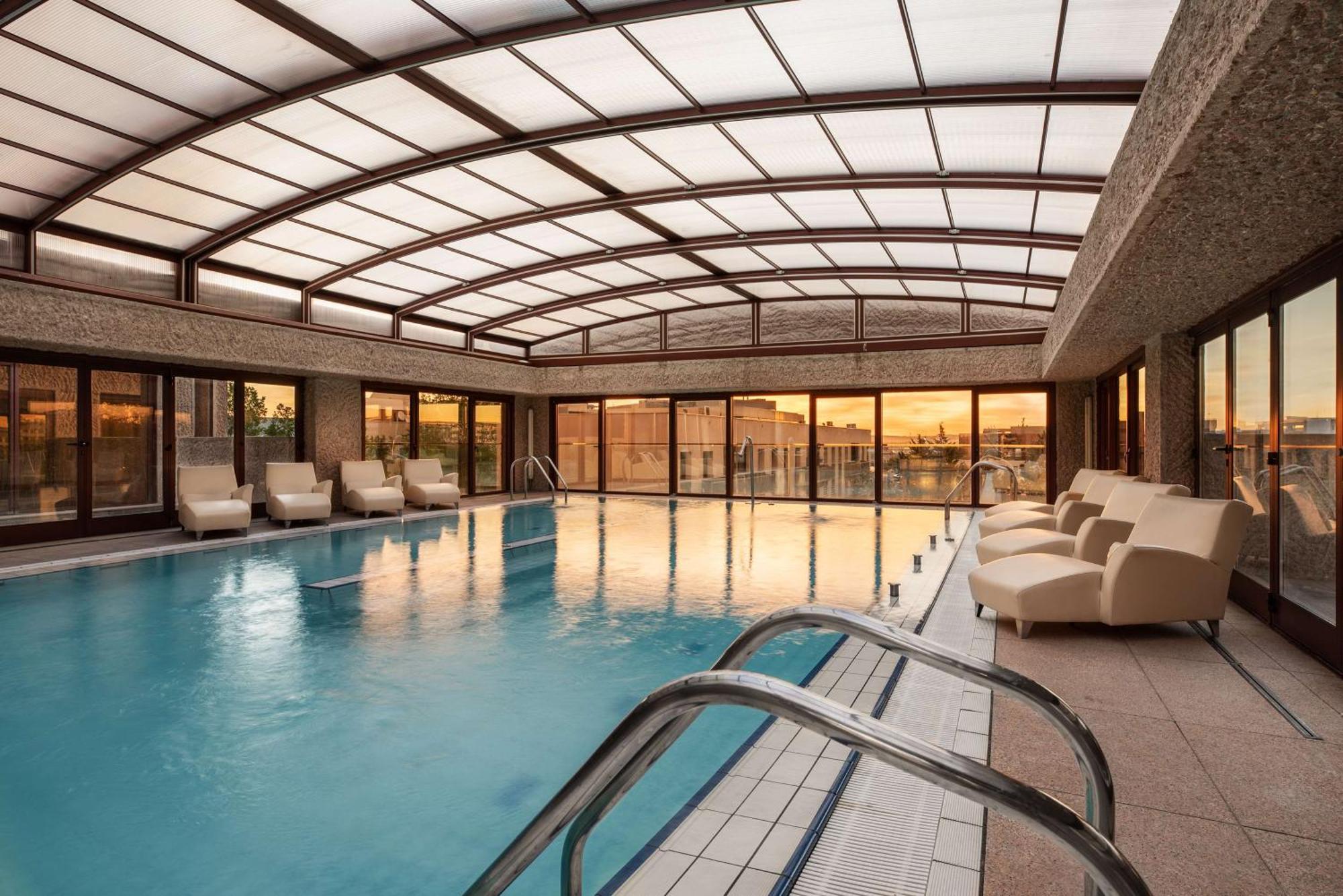 Отель Hilton Madrid Airport Экстерьер фото